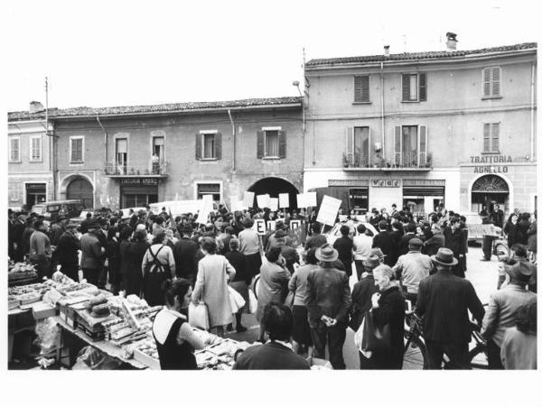 Sciopero dei lavoratori della Elco per la piattaforma - Comizio in piazza - Cartelli di protesta - Bandiere - Mercato