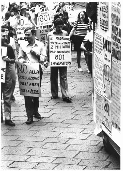 Occupazione della Lesa contro le speculazioni aziendali e il licenziamento dei lavoratori - Corteo - Cartelli