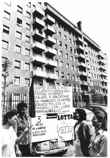 Occupazione della Lesa contro le speculazioni aziendali e il licenziamento dei lavoratori - Lavoratrici discutono - Cartelli - Bandiera