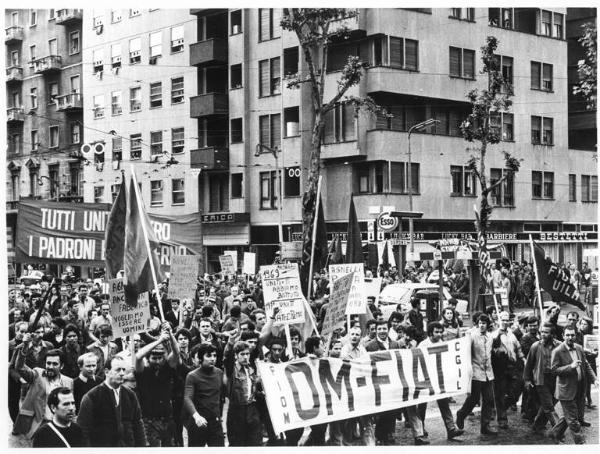 Sciopero dei lavoratori della Om Fiat - Corteo dalla fabbrica a piazza Libia - Striscione - Cartelli - Bandiere