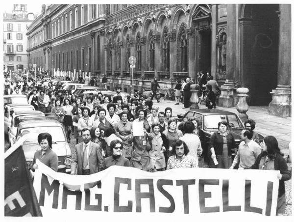 Sciopero dei lavoratori del settore Rai Tv sulle piattaforme - Corteo in via Festa del Perdono davanti all'Università Statale - Spezzone lavoratori della Magnetofoni Castelli - Operaie con grembiule da lavoro - Striscione - Bandiere