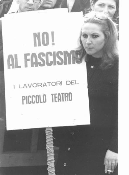 Manifestazione antifascista - Comizio in piazza del Duomo - Particolare: ritratto femminile - Donna con cartello