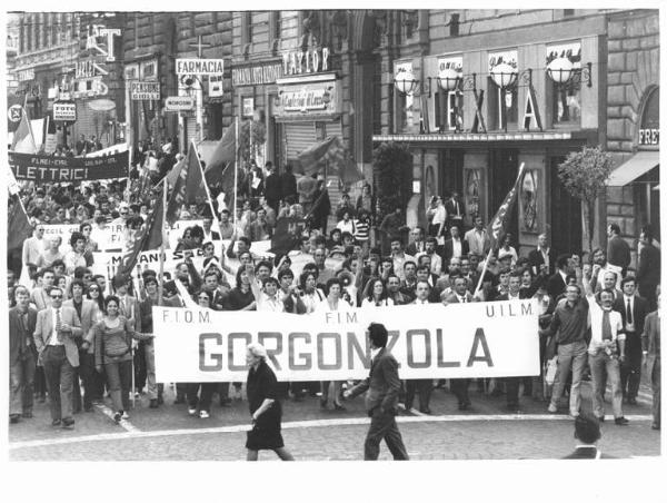 Sciopero nazionale unitario per una nuova politica economica e per lo sviluppo del Mezzogiorno - Corteo - Spezzone lavoratori di Gorgonzola - Manifestanti salutano con il pugno chiuso - Striscioni - Bandiere Fim, Fiom, Uilm