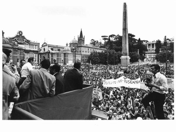 Sciopero nazionale unitario per una nuova politica economica e per lo sviluppo del Mezzogiorno - Comizio in piazza del Popolo - Palco con Luciano Lama - Folla di manifestanti - Striscioni - Cartelli