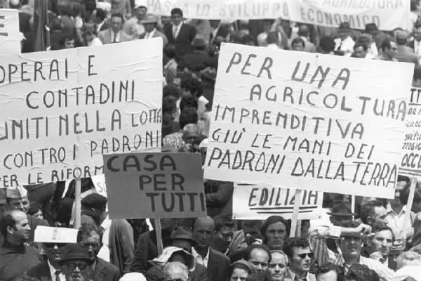 Sciopero nazionale unitario per una nuova politica economica e per lo sviluppo del Mezzogiorno - Comizio in piazza del Popolo - Particolare: lavoratori con cartelli