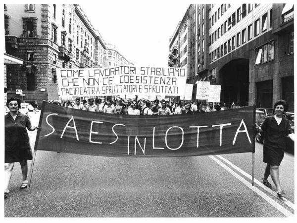 Sciopero unitario lavoratori della zona Sempione - Corteo - Spezzone lavoratori della Saes - Operaie con grembiule da lavoro - Striscioni - Cartelli