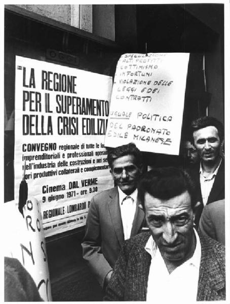 Sciopero dei lavoratori edili - Convegno regionale al cinema Dal Verme - Lavoratori davanti al cinema - Cartelli di protesta - Manifesto del convegno