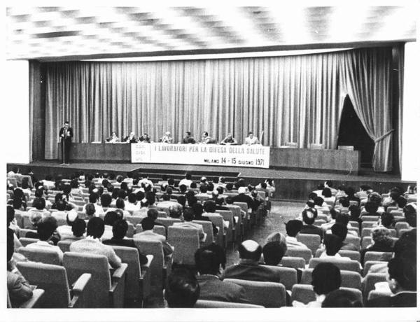 Sala dei Congressi della Provincia - Interno - Convegno provinciale sulla salute - Tavolo della presidenza con oratori - Platea con il pubblico - Parola d'ordine