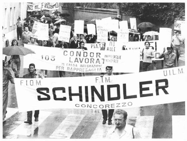 Sciopero dei lavoratori di Concorezzo - Corteo sotto la pioggia - Spezzone lavoratori della Schindler e della Condor - Striscioni - Cartelli