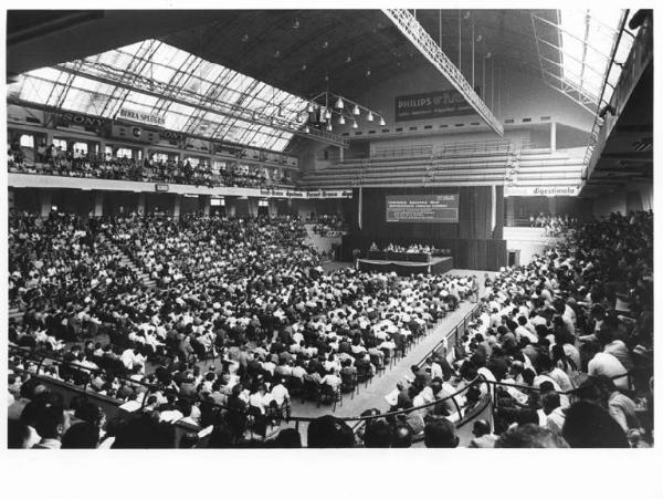 Palalido - Interno - Prima conferenza regionale delle rappresentanze sindacali aziendali - Panoramica sulla sala - Tavolo della presidenza - Platea con il pubblico