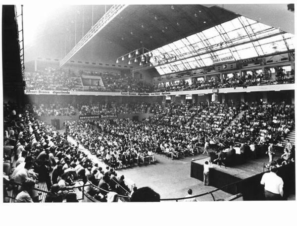 Palalido - Interno - Prima conferenza regionale delle rappresentanze sindacali aziendali - Panoramica sulla sala - Platea con il pubblico