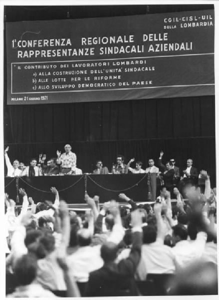 Palalido - Interno - Prima conferenza regionale delle rappresentanze sindacali aziendali - Tavolo della presidenza - Votazione per alzata di mano - Parola d'ordine