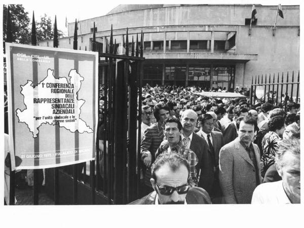 Palalido - Prima conferenza regionale delle rappresentanze sindacali aziendali - Lavoratori escono dal cancello del Palalido - Manifesto del convegno