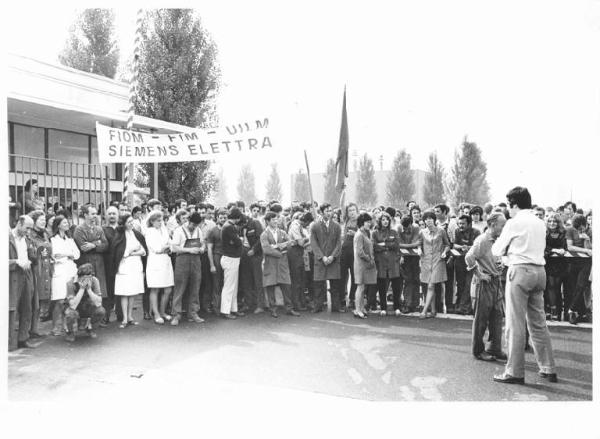 Sciopero dei lavoratori della Siemens Elettra - Comizio davanti alla fabbrica - Operai con abito da lavoro - Striscione - Bandiera