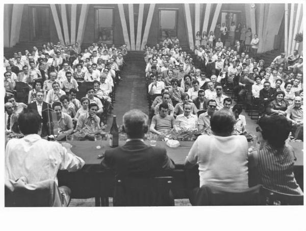 Camera del Lavoro - Salone "Di Vittorio" - Interno - Incontro con una delegazione di sindacalisti della Repubblica Democratica Tedesca - Panoramica sulla sala - Platea