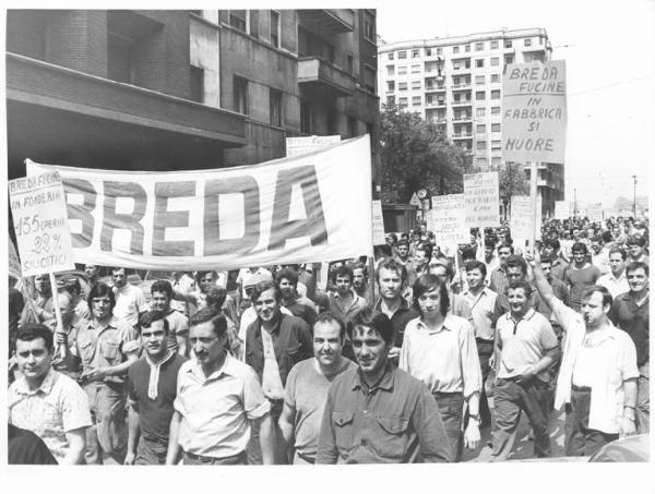 Sciopero dei lavoratori della Breda Fucine per i problemi della salute - Corteo a Milano - Striscione - Cartelli