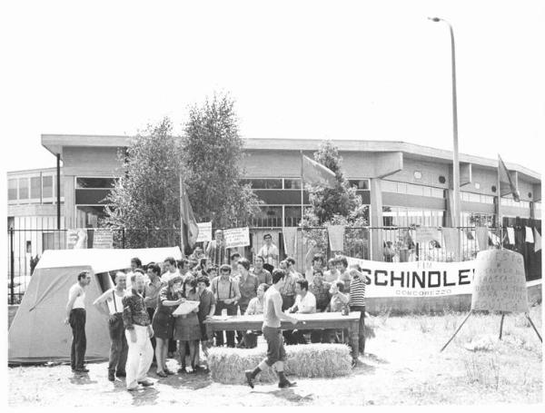 Sciopero dei lavoratori della Schindler - Presidio davanti alla fabbrica - Tenda - Operaie con grembiule da lavoro - Striscione - Cartelli - Bandiere Fim, Fiom, Uilm