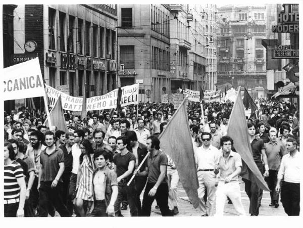 Sciopero dei lavoratori metallurgici di Sesto San Giovanni per la salvaguardia della salute in fabbrica - Corteo a Milano - Striscioni - Cartelli - Bandiere