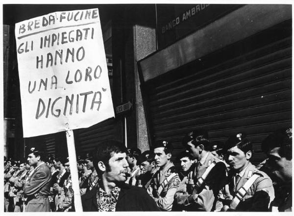 Sciopero dei lavoratori della Breda Fucine - Presidio davanti alla sede della direzione - Lavoratore con cartello - Schieramento delle forze dell'ordine