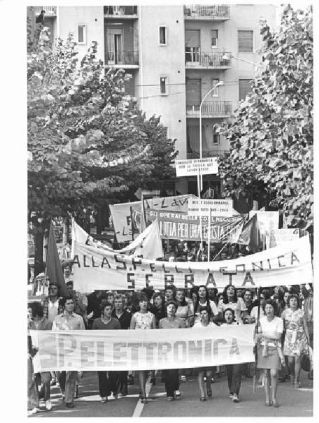 Sciopero di zona contro la serrata della SP Elettronica - Corteo dei lavoratori - Donne - Striscioni - Cartelli - Bandiere