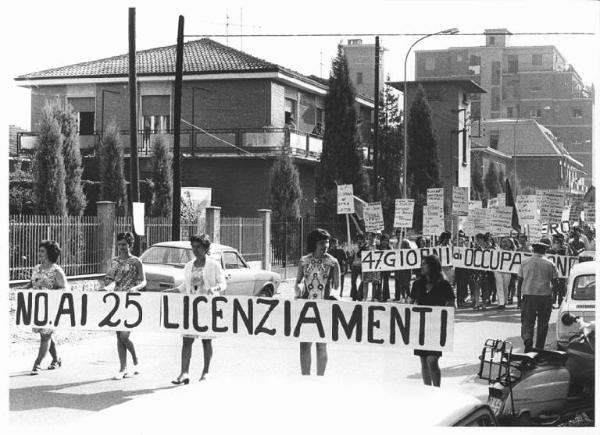 Sciopero generale contro i licenziamenti alla Dielettron - Corteo dei lavoratori - Donne - Striscioni - Cartelli - Bandiere