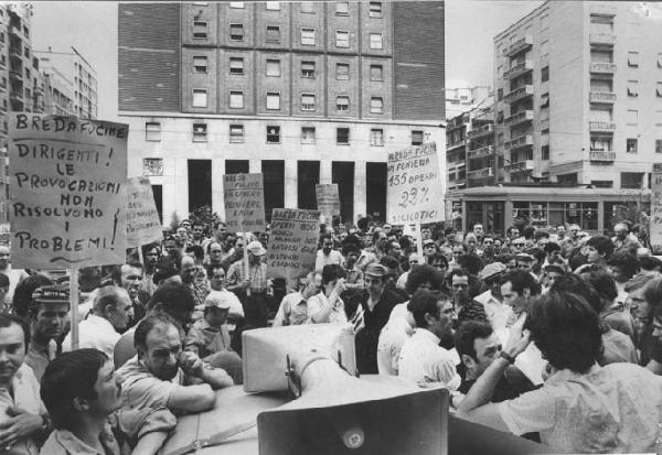 Sciopero dei lavoratori della Breda Fucine per i problemi della salute - Comizio in piazza Repubblica - Lavoratori con cartelli