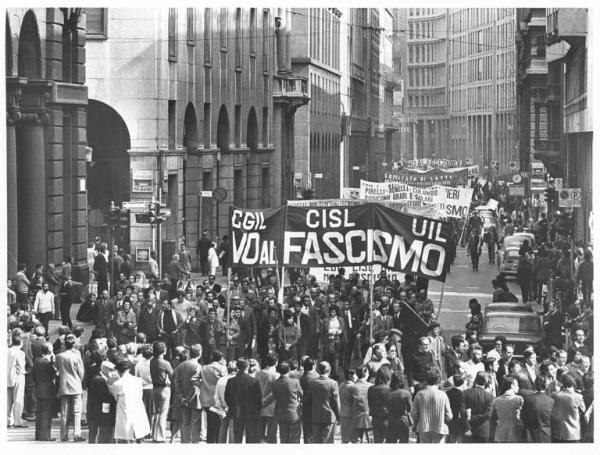 Manifestazione antifascista - Corteo in corso Vittorio Emanuele II - Striscioni