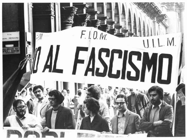 Manifestazione antifascista - Corteo in piazza del Duomo - Striscione