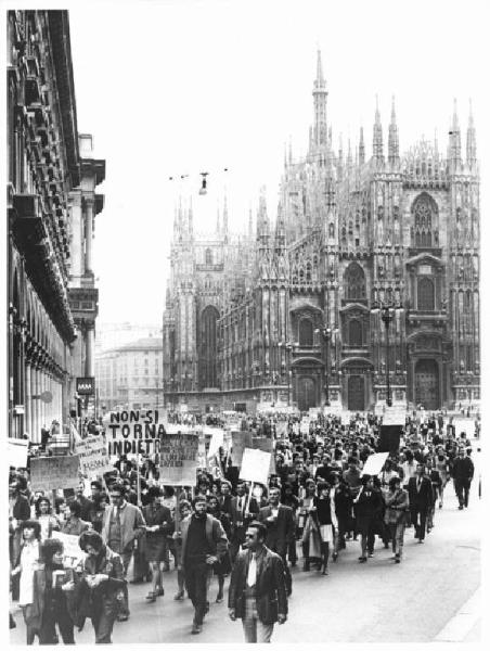 Sciopero dei lavoratori della Lesa contro i licenziamenti - Corteo in piazza del Duomo - Cartelli