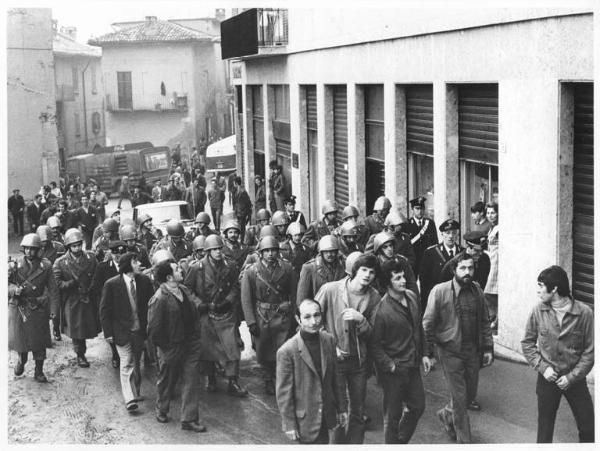 Sciopero dei lavoratori delle fabbriche Fontana e Agrati di Veduggio - Schieramento delle forze dell'ordine in fondo al corteo