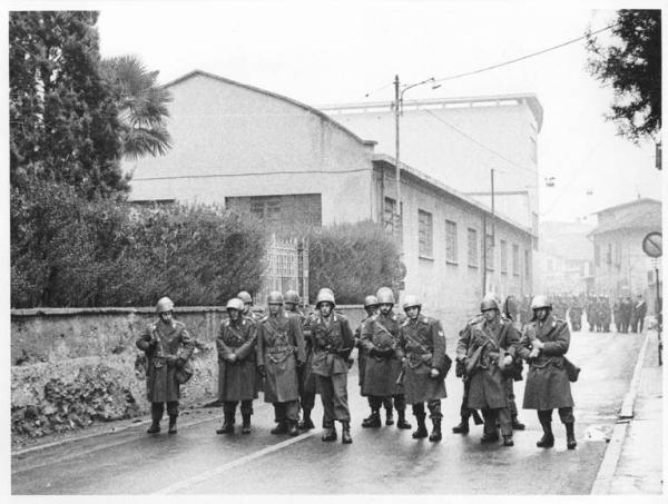 Sciopero dei lavoratori delle fabbriche Fontana e Agrati di Veduggio - Forze dell'ordine presidiano il corteo