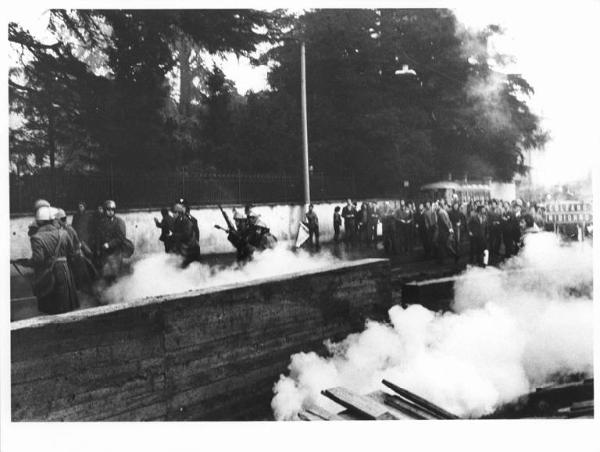 Sciopero dei lavoratori delle fabbriche Fontana e Agrati di Veduggio - Carica delle forze dell'ordine al corteo - Lancio di lacrimogeni