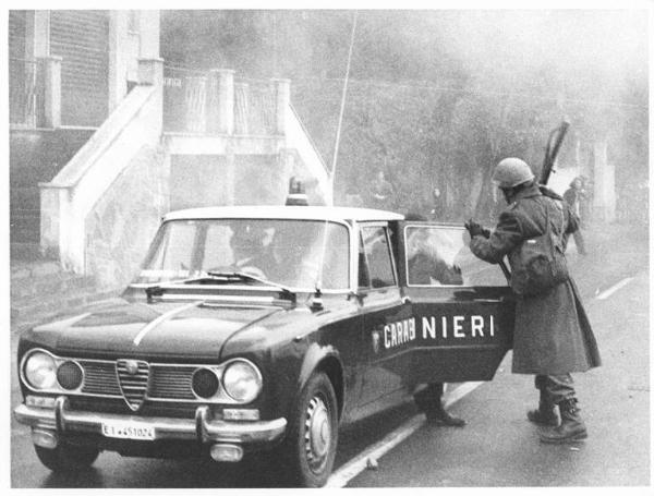 Sciopero dei lavoratori delle fabbriche Fontana e Agrati di Veduggio - Carabiniere con manifestante - Auto dei carabinieri - Fumo dei lacrimogeni