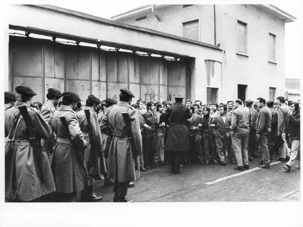 Sciopero dei lavoratori delle fabbriche Fontana e Agrati di Veduggio - Picchetto davanti alla fabbrica - Schieramento delle forze dell'ordine