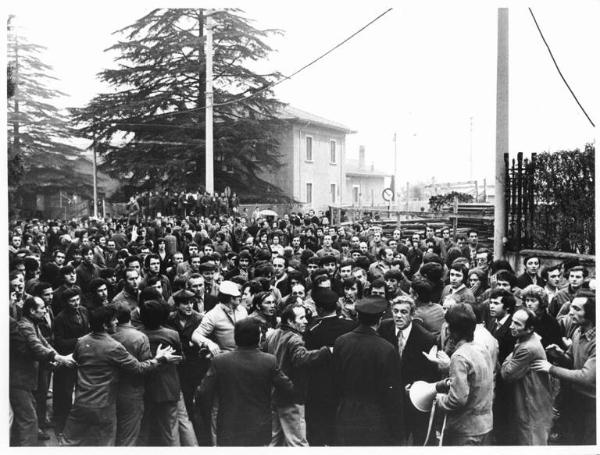 Sciopero dei lavoratori delle fabbriche Fontana e Agrati di Veduggio - Picchetto davanti alla fabbrica - Operai con tuta da lavoro - Scontro lavoratori e forze dell'ordine