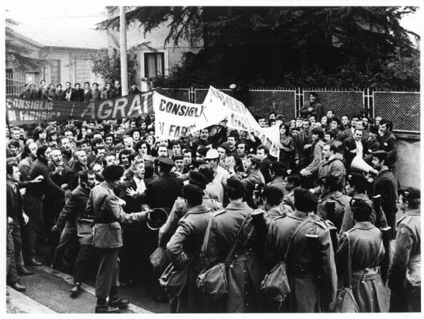 Sciopero dei lavoratori delle fabbriche Fontana e Agrati di Veduggio - Picchetto davanti alla fabbrica - Scontro lavoratori e forze dell'ordine - Striscioni