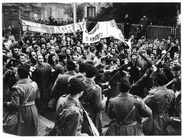 Sciopero dei lavoratori delle fabbriche Fontana e Agrati di Veduggio - Picchetto davanti alla fabbrica - Operai con tuta da lavoro - Scontro lavoratori e forze dell'ordine - Striscioni