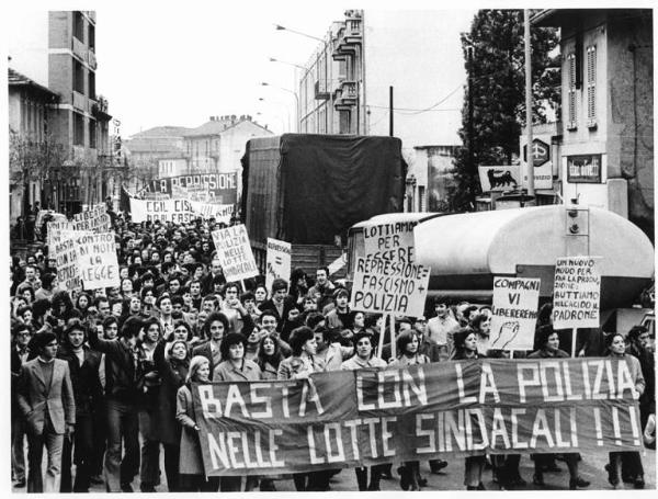 Sciopero generale a Rho contro le aggressioni della polizia - Corteo dei lavoratori - Striscioni - Cartelli