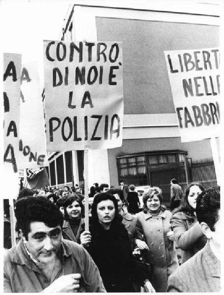 Sciopero generale a Rho contro le aggressioni della polizia - Corteo dei lavoratori - Donne con cartelli