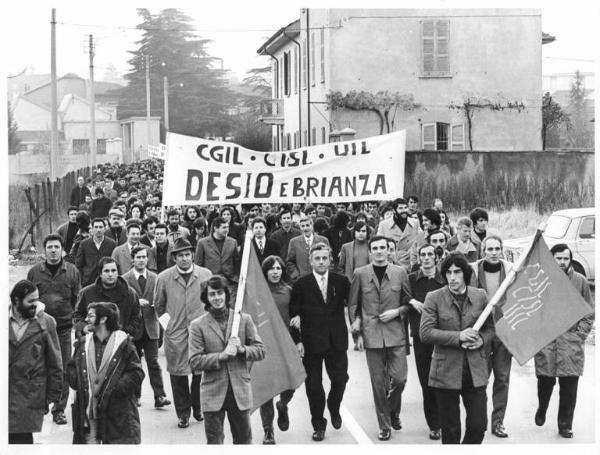 Sciopero dei lavoratori di Veduggio in solidarietà con le fabbriche in lotta e contro le cariche della polizia - Corteo - Striscione - Bandiere Cgil, Cisl, Uil