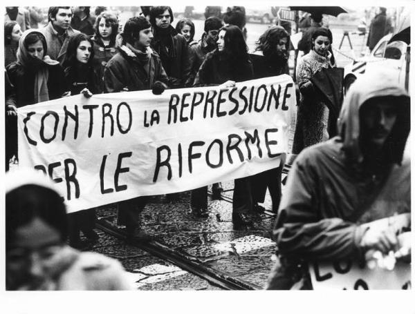 Sciopero unitario dei lavoratori dell'industria - Corteo sotto la pioggia - Striscione "Contro la repressione per le riforme"