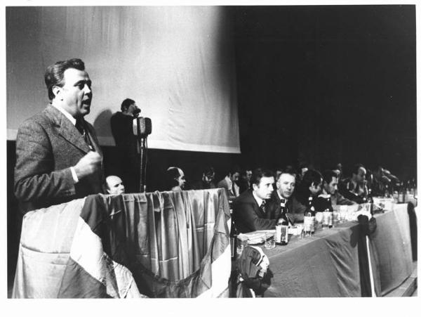 Teatro Lirico - Interno - Dibattito sulla strage di piazza Fontana - Tavolo della presidenza - Oratore al microfono