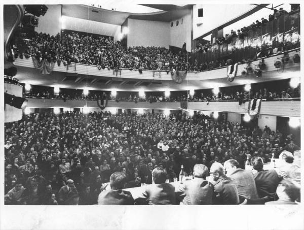 Teatro Lirico - Interno - Dibattito sulla strage di piazza Fontana - Panoramica sulla sala - Platea