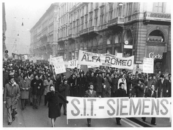 Sciopero dei lavoratori delle fabbriche a partecipazione statale - Corteo in via Dante - Spezzone lavoratori della Sit Siemens e della Alfa Romeo - Striscioni - Cartelli - Bandiere