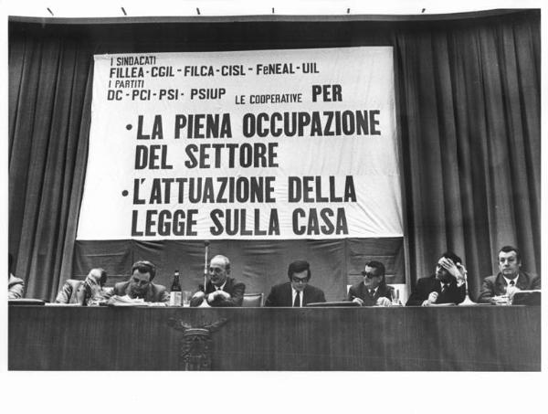 Sala dei Congressi della Provincia - Interno - Convegno unitario edili - Tavolo della presidenza con Guido Venegoni - Parola d'ordine