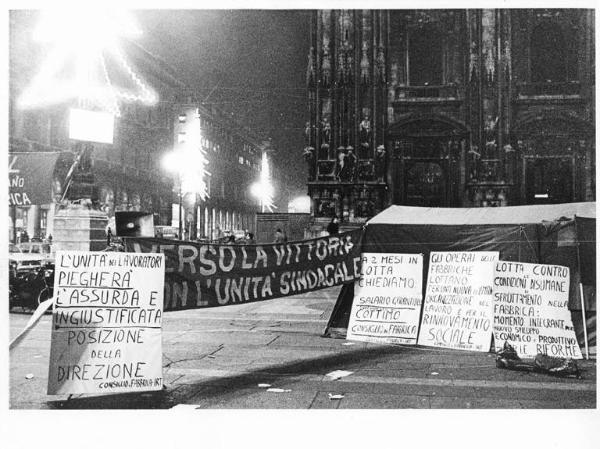 Piazza del Duomo - Presidio dei lavoratori dell'Imperial il giorno di Natale - Tenda - Striscione - Cartelli