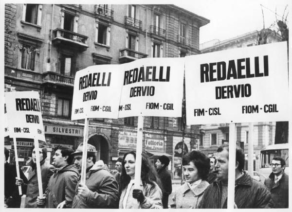 Sciopero dei lavoratori della Redaelli - Corteo - Cartelli della Redaelli Dervio