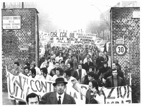 Sciopero dei lavoratori chimici - Lavoratori escono dalla fabbrica in corteo - Striscione Pirelli Bicocca