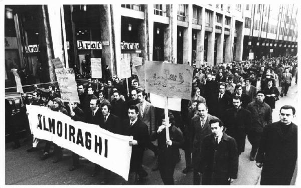 Sciopero dei lavoratori della Salmoiraghi - Corteo in corso Europa - Striscione - Cartelli