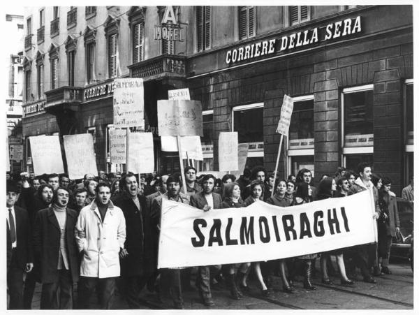 Sciopero dei lavoratori della Salmoiraghi in lotta da tre mesi - Corteo - Striscione - Cartelli